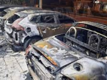 Βίντεο – ντοκουμέντο: Εμπρηστική επίθεση σε μάντρα αυτοκίνητων στο Παλαιό Φάληρο