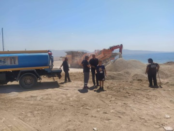 Εργασίες επίστρωσης άμμου στην παραλία της Φρεαττύδας από τον Δήμο Πειραιά