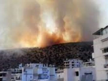 Πυρκαγιά – Γλυφάδα: Δυναμώνει το πύρινο μέτωπο προς το Πανόραμα Βούλας – Εντολή για εκκένωση στην Άνω Βούλα