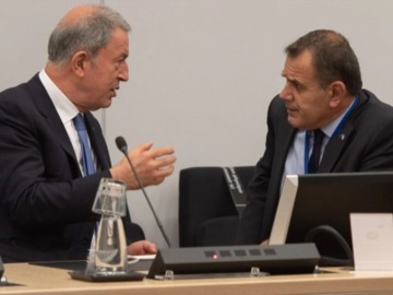 Τετ α τετ Παναγιωτόπουλου με Ακάρ στο περιθώριο της Συνόδου του ΝΑΤΟ – Συμφώνησαν να διατηρηθεί ο διάλογος (εικόνες)