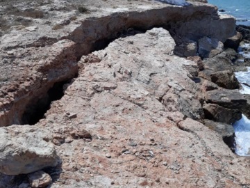 Αίγινα: Αποκόλληση βράχων στους Αγίους Αναργύρους στην περιοχή Λιβάδι.