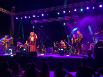 Μιαούλεια 2022: Ενθουσίασε η Ελεωνόρα Ζουγανέλη με την αισθαντική της φωνή στη συναυλία της στην Ύδρα