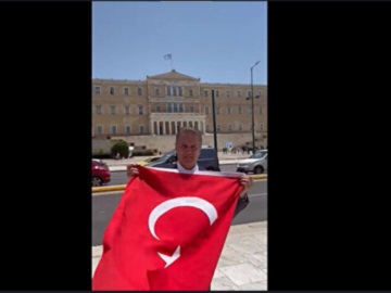 Τούρκος πολιτικός: «Άνοιξα την τουρκική σημαία στο Σύνταγμα, αλλά με κυνήγησαν»