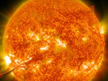 Ηλιακή καταιγίδα θα «χτυπήσει» αύριο τη Γη – Πώς θα την επηρεάσει, τι δείχνει το μοντέλο της NASA