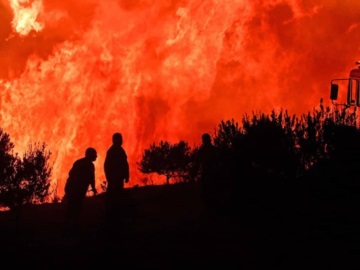 Εφιάλτης στην Πεντέλη: Καίγονται σπίτια - Εκκενώθηκαν Ντράφι, Ανθούσα, Διώνη, Δασαμάρι και το Παίδων