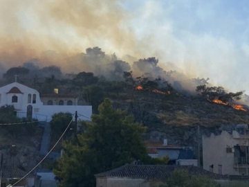 Συναγερμός για τη φωτιά και στη Σαλαμίνα – Τριπλό μέτωπο καίει πάνω από την πόλη – Απομακρύνονται κάτοικοι μετά από μήνυμα του 112 (εικόνες)