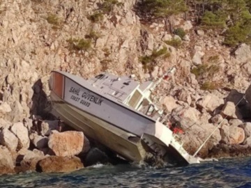 Τουρκία: Πώς κατάφεραν λιμενικοί να ρίξουν το σκάφος στα βράχια