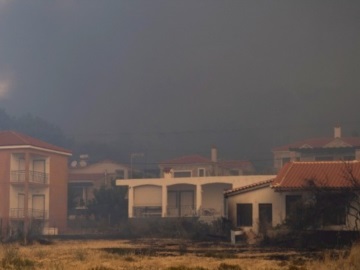 Συνεχίζεται η μάχη για τον έλεγχο της μεγάλης πυρκαγιάς στη νότια Λέσβο