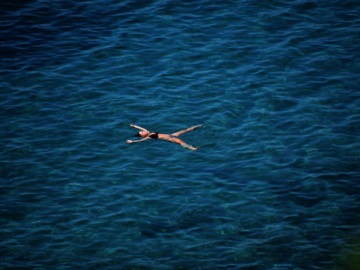 Υπουργείο Υγείας: Πού απαγορεύεται η κολύμβηση στην Αττική