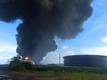     Κούβα: Τουλάχιστον 1 νεκρός από την πυρκαγιά σε πετρελαϊκές εγκαταστάσεις - Αγνοούνται 17 πυροσβέστες
