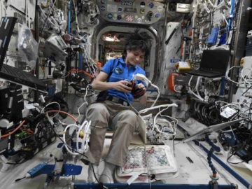 Πώς λούζονται στον Διεθνές Διαστημικό Σταθμό; Μία αστροναύτης δείχνει τον τρόπο