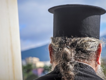 Βόλος: Ιερέας έδιωξε ζευγάρι ηλικιωμένων γιατί φορούσε μάσκες