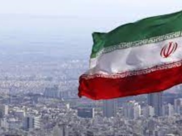 Ιράν: Ο συντηρητικός Τύπος συγχαίρει τον δράστη της επίθεσης κατά του Σαλμάν Ρούσντι