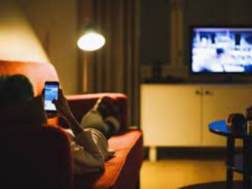 Ο αργός θάνατος της «παραδοσιακής» τηλεόρασης: Οι νέοι βλέπουν εφτά φορές λιγότερο από τους 65+ ετών