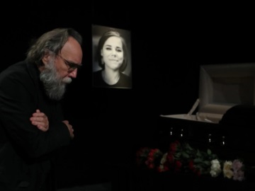 Αλεξάντερ Ντούγκιν: Eπίθεση στους «εχθρούς στης Ρωσίας» κατά την κηδεία της κόρης του