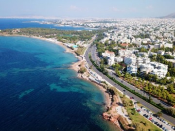Αφιέρωμα Guardian: Πώς έγιναν πεντακάθαρες οι παραλίες της Αθηναϊκής Ριβιέρας