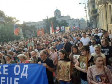 Σερβία: Λιτανεία κατά του EuroPride με σταυρούς, εικόνες και φωτογραφίες του Πούτιν