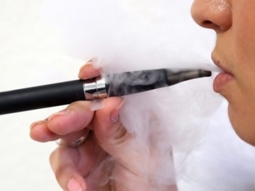 Έρευνα: Οι έφηβοι είναι πιθανότερο να γίνουν ατμιστές αν οι γονείς τους είναι καπνιστές