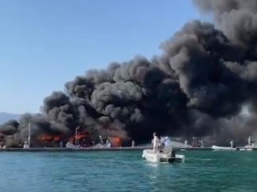 Κέρκυρα: Φλέγονται ιστιοπλοϊκά σκάφη στη μαρίνα των Γουβιών - Μεγάλη επιχείρηση κατάσβεσης