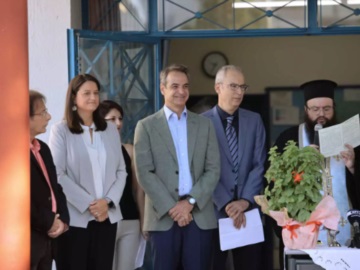 Κυριάκος Μητσοτάκης: Σε σχολείο στο Κερατσίνι ο πρωθυπουργός για τον αγιασμό
