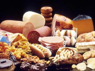Τα υπέρ-επεξεργασμένα τρόφιμα συνδέονται με υψηλότερο κίνδυνο εμφάνισης άνοιας, προειδοποιεί μελέτη