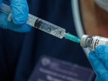 Σήμερα οι πρώτοι εμβολιασμοί αναμνηστικής δόσης με τα επικαιροποιημένα εμβόλια