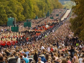 Περίπου 250.000 άνθρωποι προσκύνησαν το φέρετρο της βασίλισσας Ελισάβετ