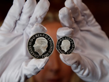 Bρετανία: Αποκαλύφθηκαν τα νέα νομίσματα με το πορτραίτο του Καρόλου