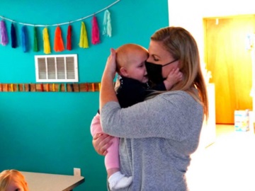 Μητέρα εκπαιδευτικός στη Σαντορίνη αναγκάζεται να διδάσκει με το μωρό αγκαλιά