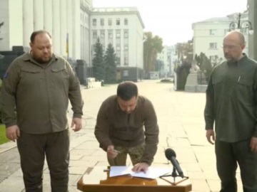 Η στιγμή που ο Ζελένσκι υπογράφει το αίτημα ένταξης στο ΝΑΤΟ