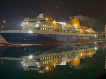 Λιμάνι Πειραιά: “Ποδαρικό” για το 2023 από το πλοίο “Blue Star Delos” - Η υποδοχή! (βίντεο)