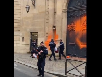 Γαλλία: Δύο οικολόγοι ακτιβιστές έβαψαν με πορτοκαλί μπογιά τμήμα της πόρτας του πρωθυπουργικού μεγάρου
