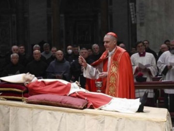 Ιταλία: Συνεχίζεται για τρίτη ημέρα το λαϊκό προσκύνημα στο Βατικανό - Αύριο η κηδεία του επίτιμου ποντίφικα Βενέδικτου