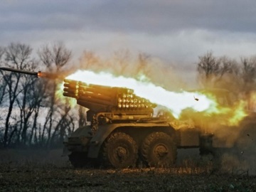 Ρωσικό υπ. Άμυνας: Η Μόσχα τηρεί την 36ωρη εκεχειρία, η Ουκρανία βομβαρδίζει στρατιωτικές θέσεις των Ρώσων