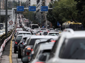 Κίνηση: Πόσες μέρες από τη ζωή τους χάνουν οι οδηγοί στην Αθήνα «μποτιλιαρισμένοι»