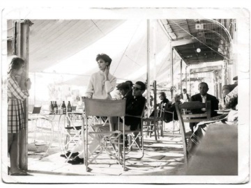 Όταν η Τζίνα Λολομπρίτζιτα απολάμβανε την μπύρα της σε καφενείο της Αίγινας