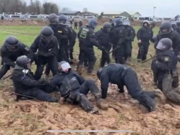 Σκηνικό Monty Python: Αστυνομικοί στη Γερμανία πήγαν να διώξουν διαδηλωτές και κόλλησαν στις λάσπη