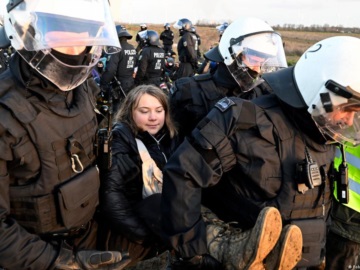 Γκρέτα Τούνμπεργκ: Κρατείται στη Γερμανία μετά τις διαδηλώσεις στο Λούτσερατ