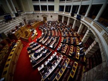 Βουλή: Συνεχίζεται για δεύτερη ημέρα η συζήτηση για την πρόταση δυσπιστίας (live)