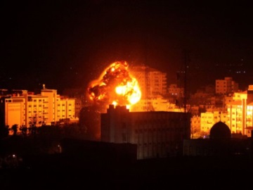 Ολονύχτιος ισοπεδωτικός βομβαρδισμός της Γάζας, επιχείρηση και στην Δυτική Όχθη – Στην Ρωσία ο Αμπάς
