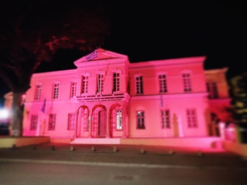 Στα &quot;ροζ&quot; το κτίριο της Γενικής Γραμματείας Αιγαίου και Νησιωτικής Πολιτικής στη Μυτιλήνη