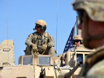 Με διαταγή Μπάιντεν, ο αμερικανικός στρατός έπληξε δυο εγκαταστάσεις των Φρουρών της Επανάστασης στη Συρία: Σε νόμιμη άμυνα, υποστηρίζουν οι ΗΠΑ