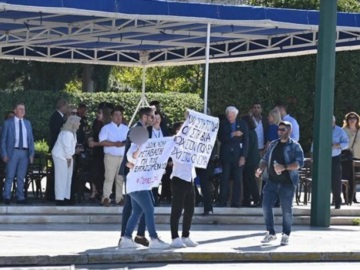 Δύο προσαγωγές στη μαθητική παρέλαση της Αθήνας λόγω διαμαρτυρίας κατά του πολέμου και του εμπορίου γούνας