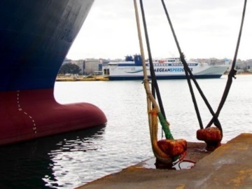 Ρόδος: Μετανάστες και πρόσφυγες εμποδίζουν τον απόπλου πλοίου - Ζητούν να μεταφερθούν από το νησί