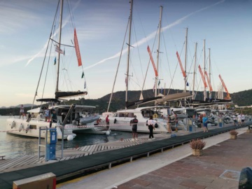 Πόρος: Το λιμάνι γέμισε με τα σκάφη του Catamarans Cup και του Blue Cup 
