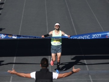 Αυθεντικός Μαραθώνιος 2023: Πανελλήνιος πρωταθλητής ο Παναγιώτης Καραΐσκος – Η συγκινητική αγκαλιά στον τερματισμό (vid)