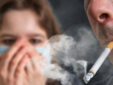 Tο παθητικό κάπνισμα μπορεί να είναι επικίνδυνο για τα παιδιά που επιβαίνουν σε αυτοκίνητα, όταν οι ενήλικες καπνίζουν μέσα σε αυτά