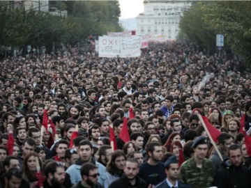 Πολυτεχνείο: Μαζική συμμετοχή στην πορεία προς την αμερικανική πρεσβεία – Πλήθος κόσμου στους δρόμους της Αθήνας