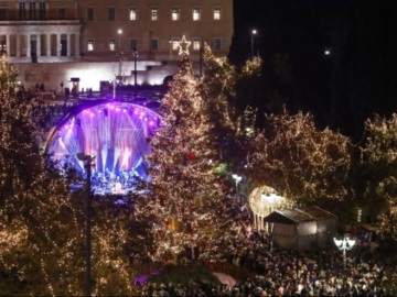 Το Χριστουγεννιάτικο δέντρο άναψε και φωτίζει την Αθήνα