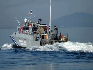 Συνεχίζονται οι έρευνες για τους 12 αγνοούμενους μετά τη βύθιση φορτηγού πλοίου ανοιχτά της Λέσβου